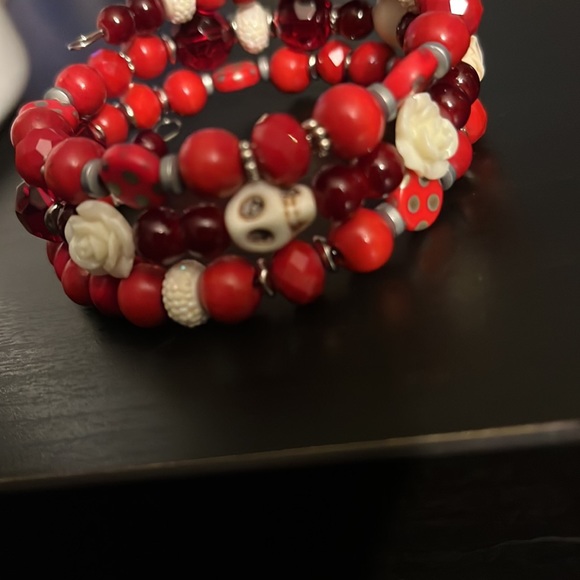 skull & flower red bracelet handcrafted - Picture 7 of 7